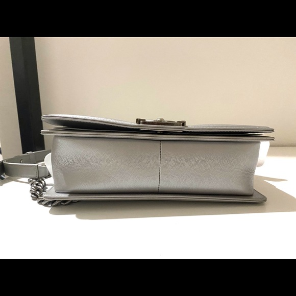 Chanel Medium Boy Bag in silver chevron - Picture 11 of 15
